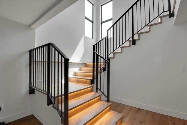 Building Photo - 4Bd/3.25Ba Shoreline House