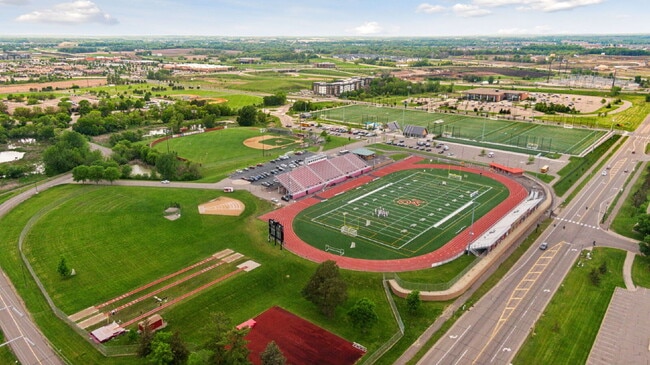 Building Photo - "Spacious 3-Bed Townhouse with 2.5 Baths in Maple Grove – A Perfect Retreat at 2405 Sq Ft!"