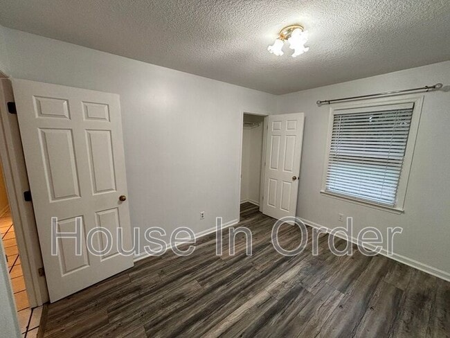 Building Photo - 217 Scottlynn Dr