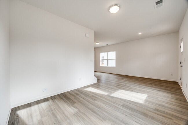 Building Photo - 602 W Lewis Rd