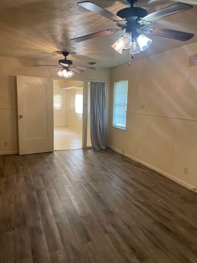 Building Photo - 3 bed 2 bath 2 car garage home!