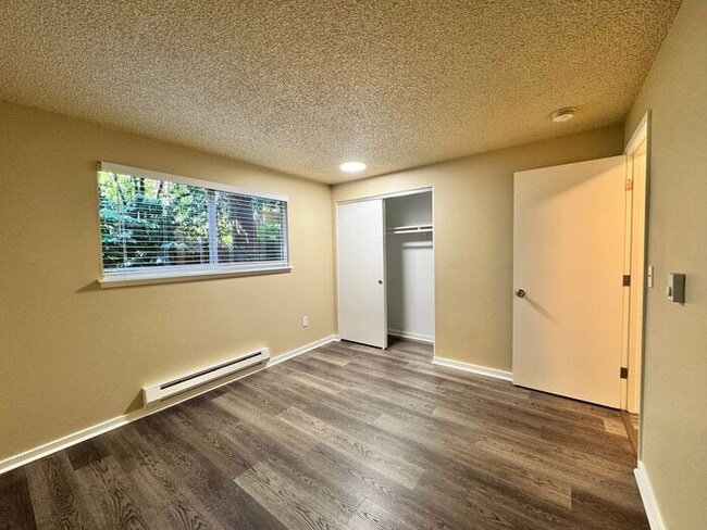Building Photo - AVAILABLE NOW! Spacious 2 Bed, 1.5 Bathroo...