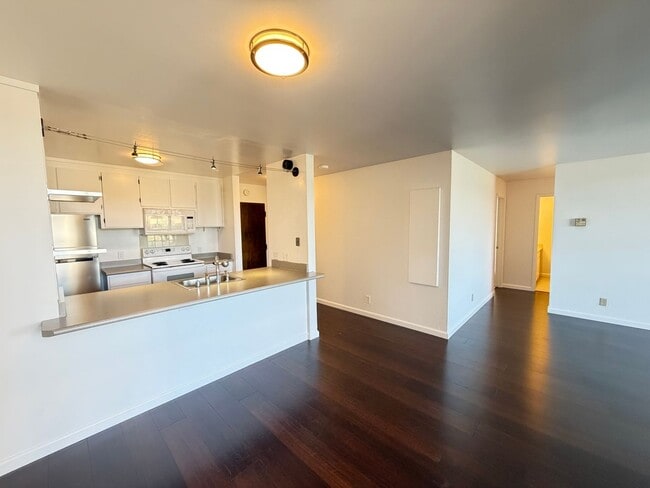 Building Photo - 2101 Shore Line Dr