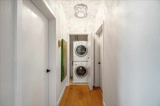 Building Photo - Top Floor 2 Bedroom Flat for Rent at Plant...