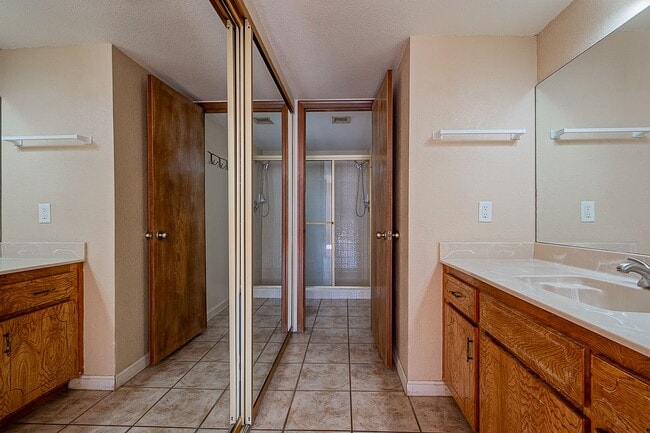 Building Photo - Condo for Rent