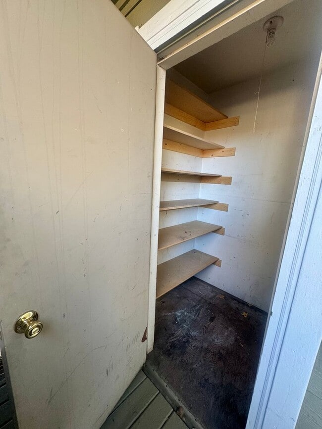 Building Photo - Updated 2 Bedroom CONDO with AC, centrally located