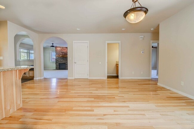 Building Photo - 3 bed/2.5 w/garage in Desirable Barton Cro...
