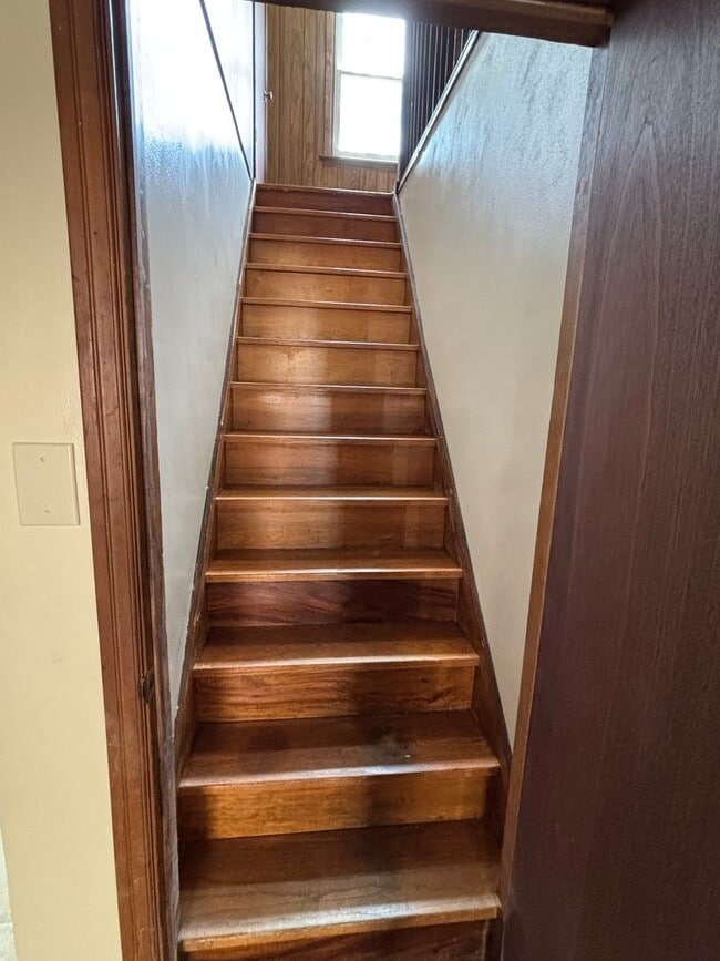 Building Photo - HUGE NICE 3BR SINGLE FAMILY HOME, PARKING,...
