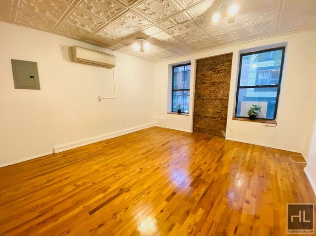 Building Photo - Huge Orchard Street Loft Apartment!