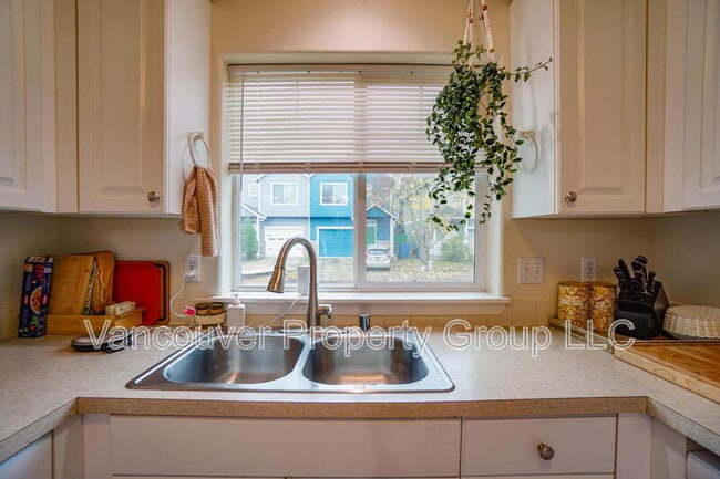 Building Photo - 6001 NE 33rd Cir