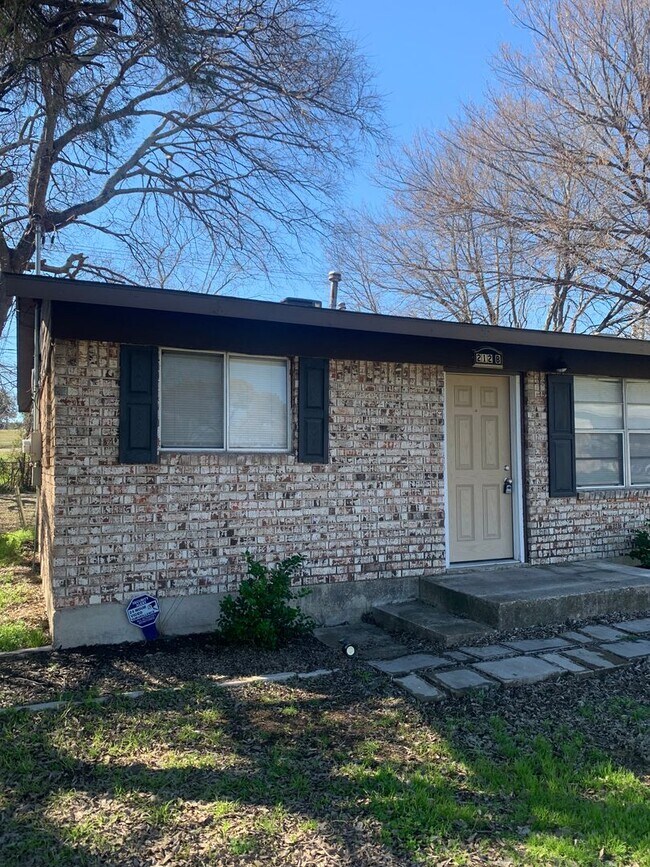 Building Photo - 212 E Valley Rd