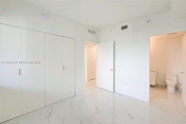 Building Photo - 700 NE 24th St