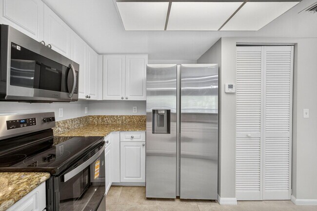 Building Photo - 1100 Crestwood Ct S
