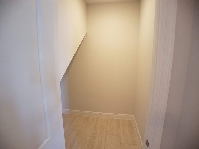 Building Photo - For Rent Stunning Luxury  4/3.5 Townhome i...