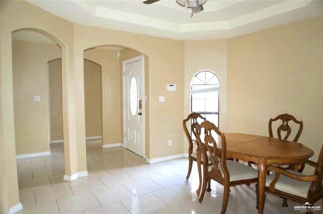 Building Photo - 531 Tulip Cir