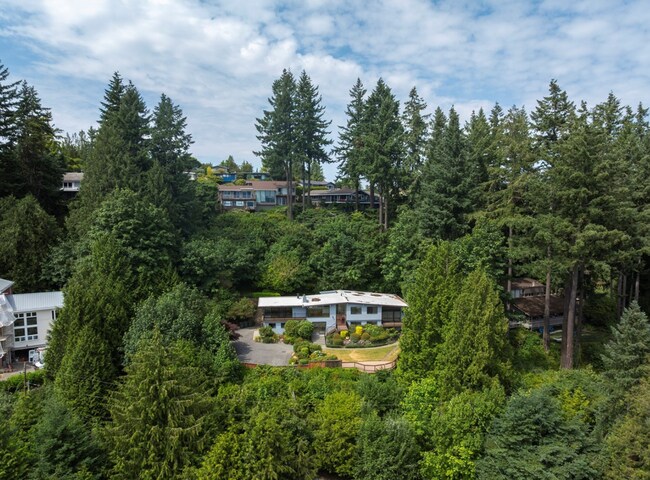 Building Photo - Elegant 4 bed home with Lake Sammamish Vie...