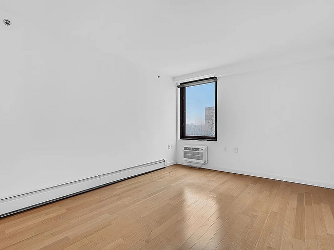 Building Photo - 91-16 Shore Front Pkwy