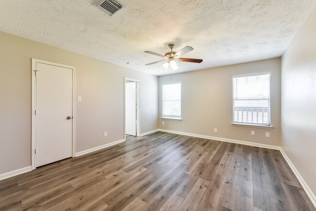 Building Photo - 10247 Country Squire Blvd
