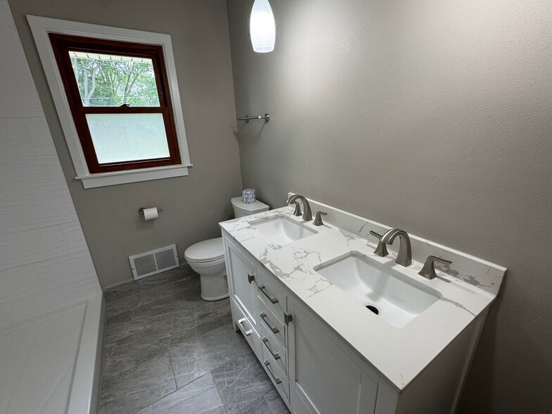 Main Level Bath - 5322 S Menard Dr