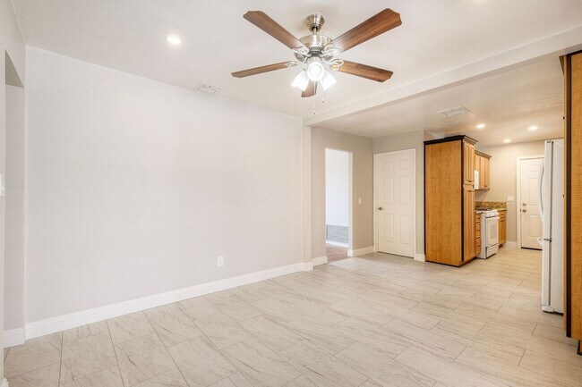 Building Photo - Three bedroom two bath home- fenced yard! - Castle Park