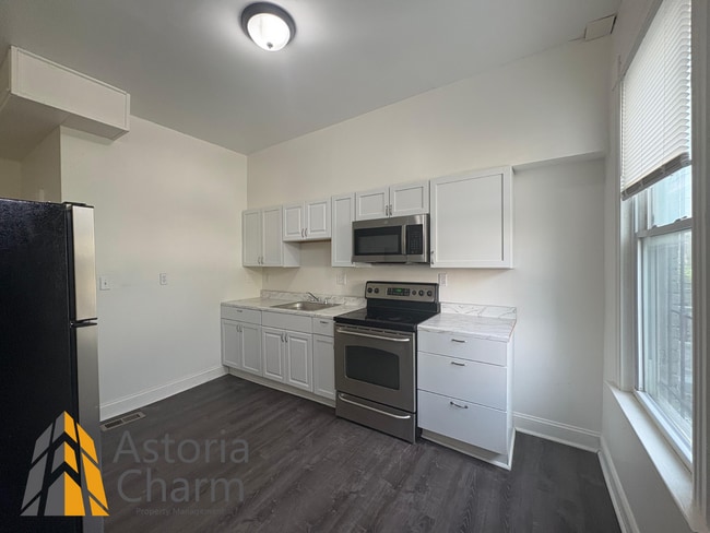 Building Photo - Modern 4-Bedroom with Yard & Easy Downtown...