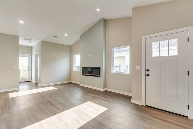Building Photo - Area151-Cromwell Plan