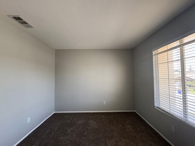 Building Photo - 4 Bedroom with NEW Carpet & Paint