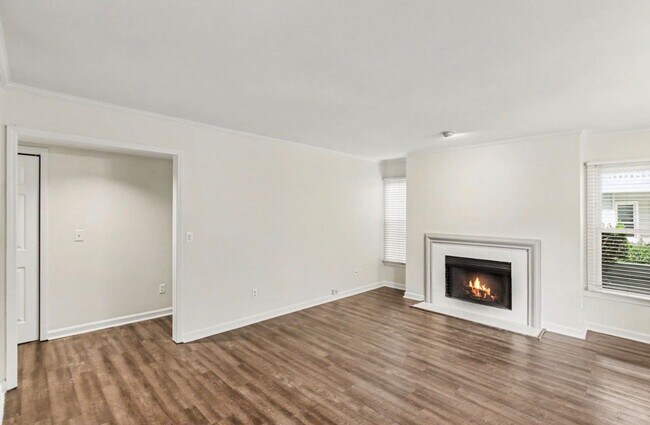 Building Photo - GreenHills Condo!