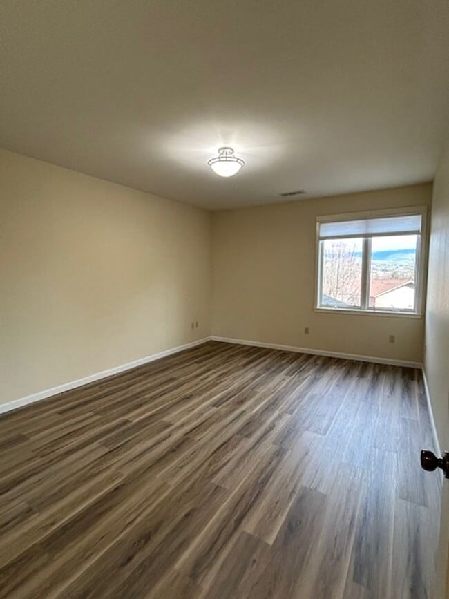 Building Photo - Gorgeous two bedroom apartment home