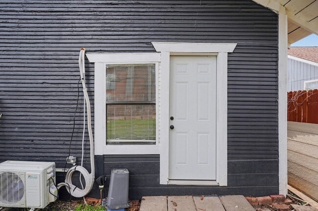 Building Photo - 4805 Belmont Ave