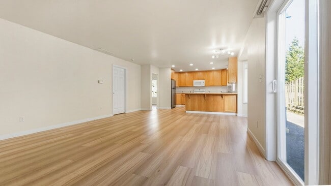 Building Photo - Spacious Mukilteo Duplex with Modern Upgrades