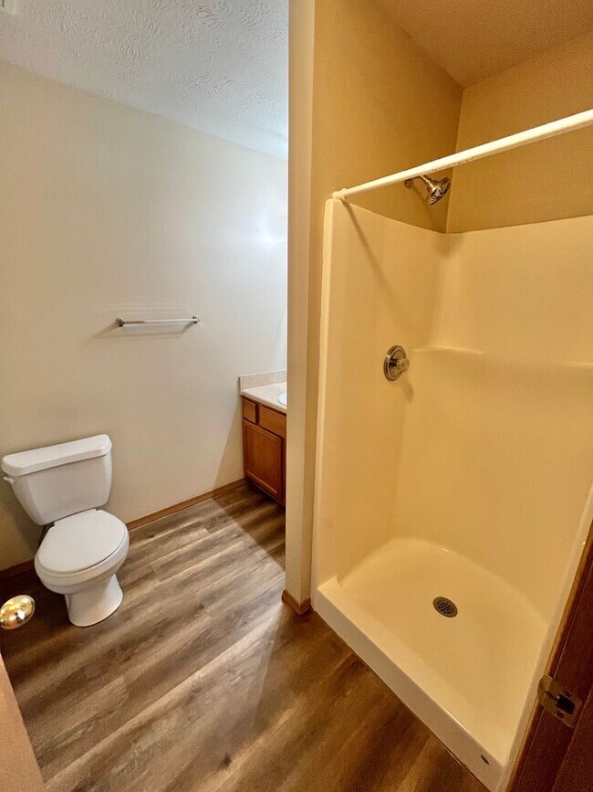 Building Photo - 2 bedroom 2 bath duplex in Clever!