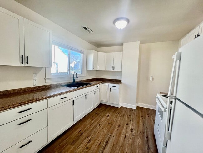 Building Photo - Move-In Ready 3-Bedroom Home with Modern Kitchen & Private Outdoor Oasis