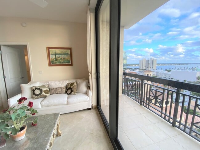 Building Photo - 801 S Olive Ave