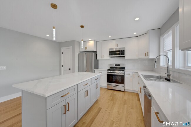 Building Photo - 20 Bouton St