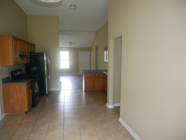 Building Photo - 2885 Waverly Dr