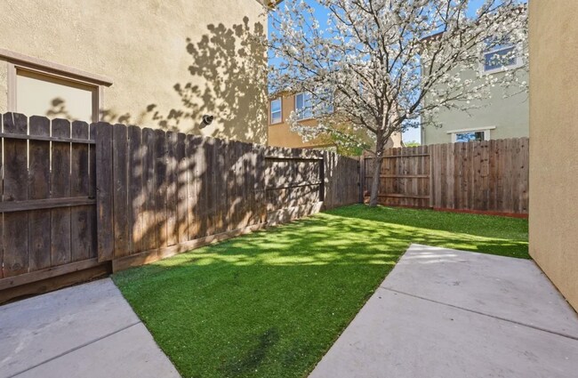 Building Photo - Amazing 3/2.5 N. Natomas!  Beautiful.  Please read full add below for details.