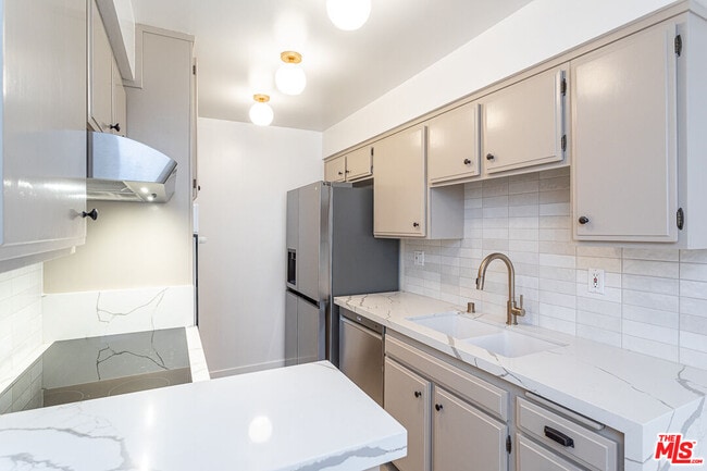 Building Photo - 914 Lincoln Blvd