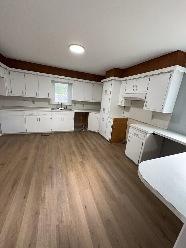 Building Photo - "Charming 3-Bedroom Home with 2 Full Baths and 1580 Sq Ft of Living Space in Wichita!"