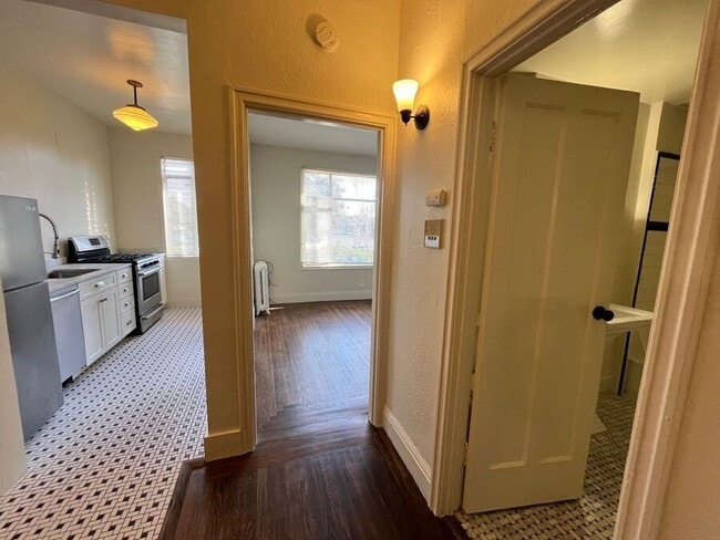 Building Photo - 465 Bellevue Ave