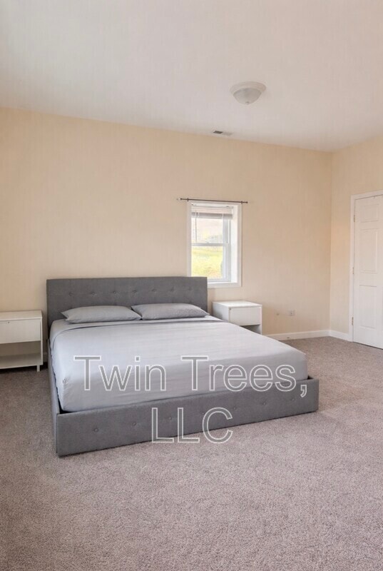 Building Photo - 5942 Lonas St