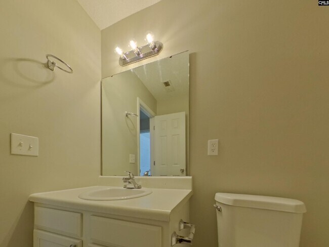 Building Photo - 661 Thornhill Dr