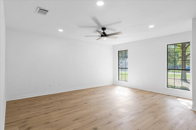 Building Photo - 910 Willow Dr