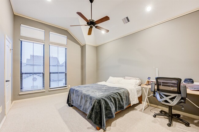 Building Photo - 3105 Fairdale Oaks E