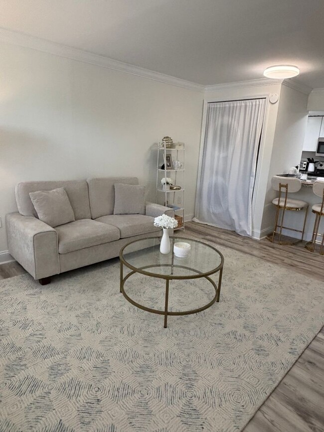 Building Photo - Spacious 3BR/2BA Condo Near UTK – Updated,...