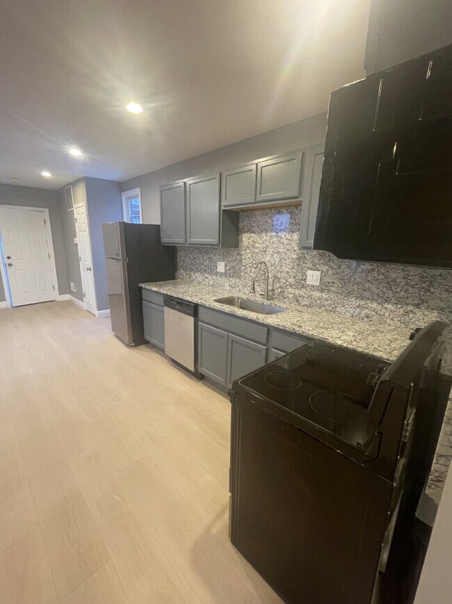 Building Photo - 3 Bedroom Fresh Renovation in Leetsdale!