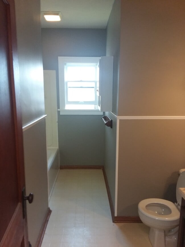 Building Photo - 2 Bed 1 Bath