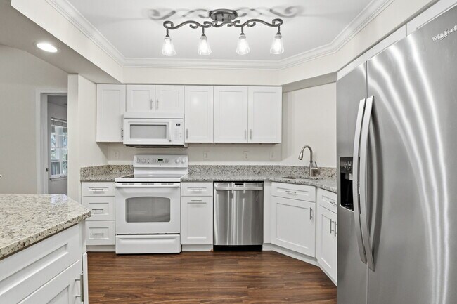 Building Photo - "Discover Coastal Comfort: Spacious 2-Bed, 2-Bath Condo at Summer House, Hilton Head Island!"