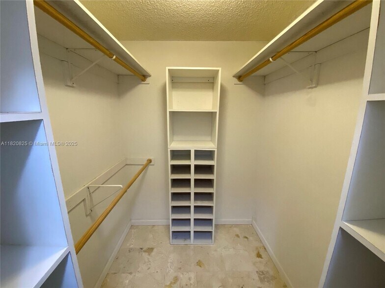 Building Photo - 8250 Southampton Dr