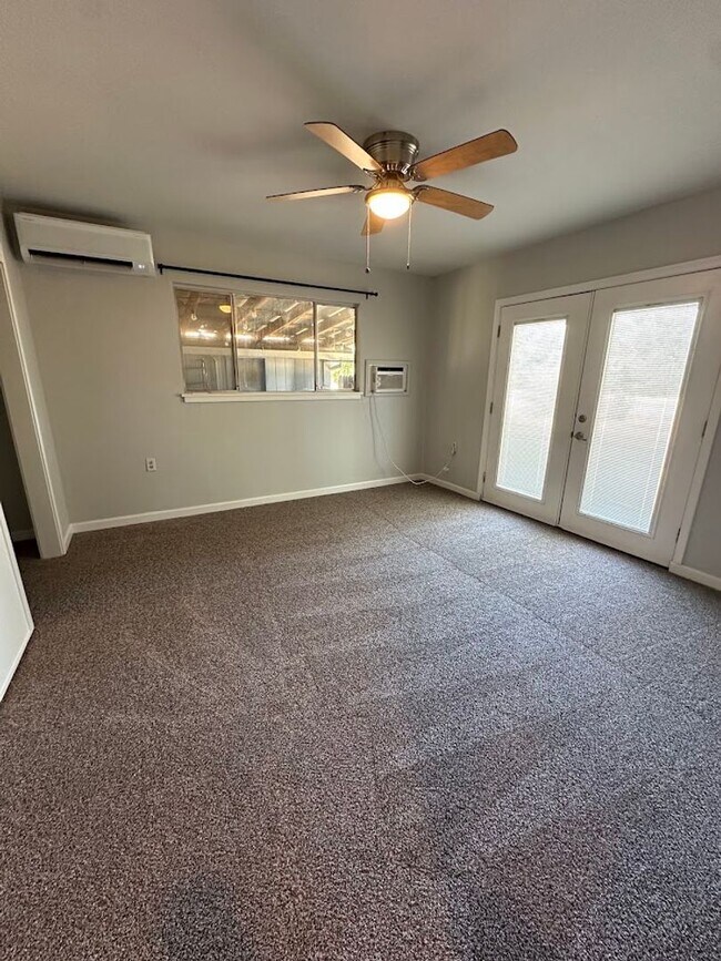 Building Photo - Beautifully upgraded interior, one dog considered.